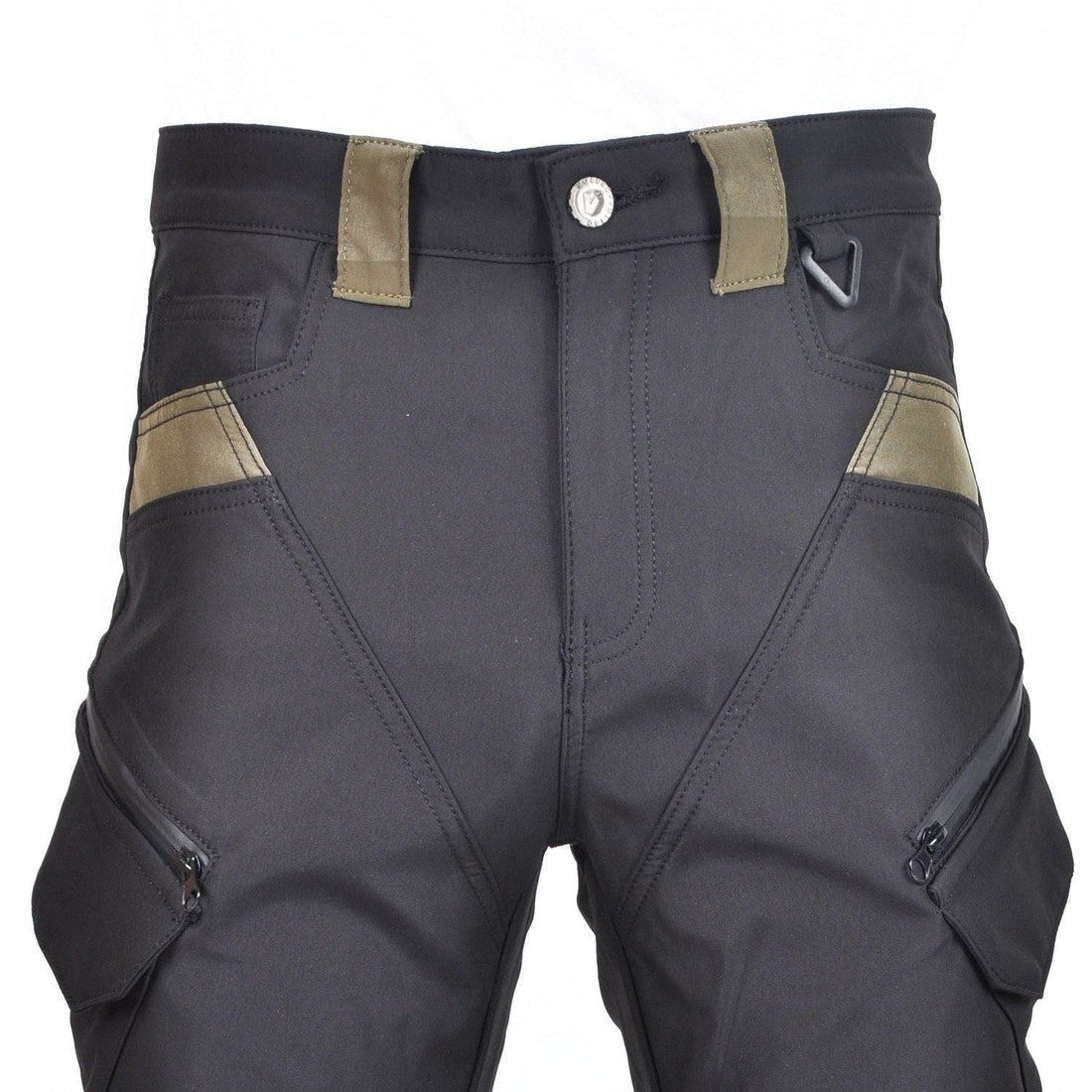 Nahaufnahme des Bundes einer schwarzen Cargo-Motorradhose: Knopf, olivfarbene Gürtelschlaufen, Metallring und Taschen mit Reißverschluss vor weißem Hintergrund