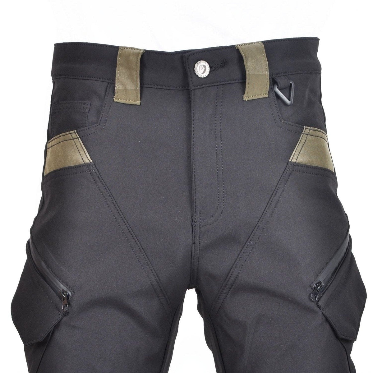 Nahaufnahme des Bundes einer schwarzen Cargo-Motorradhose: Knopf, olivfarbene Gürtelschlaufen, Metallring und Taschen mit Reißverschluss vor weißem Hintergrund
